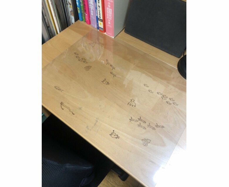 深海の生き物をスタンプしたデスクマット（提供：あるる工作会社さん）