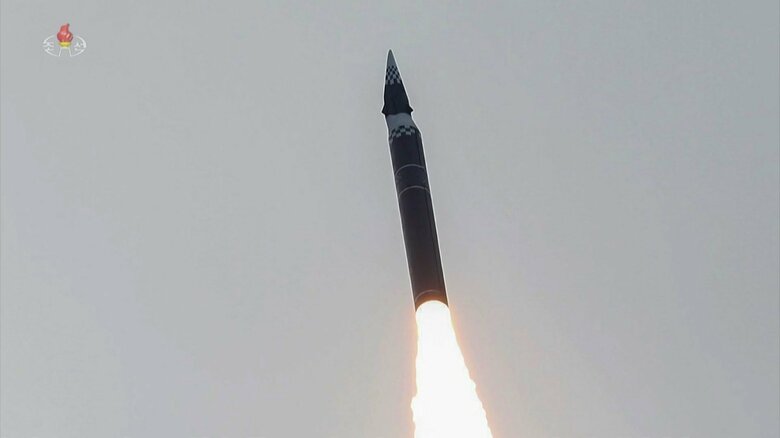 上昇する火星16ナ(火星16B)極超音速滑空体ミサイル。ロケットブースターと先端の極超音速滑空体が微妙に角度がズレているように見える。