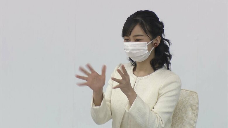 手話で拍手を送られる佳子さま