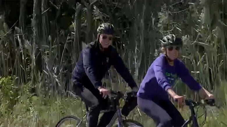サイクリングを楽しむバイデン大統領夫妻（デラウェア州リホボスビーチ・9月）