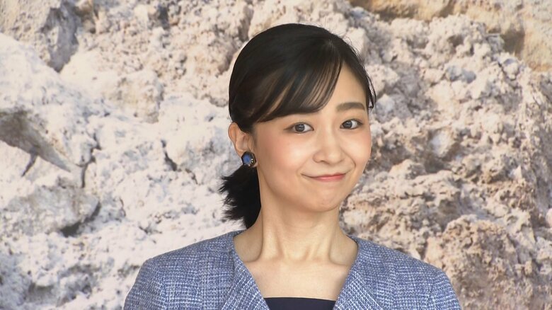 青い焼き物のイヤリング着用し「国際陶磁器フェスティバル」で初めてのテープカットに臨まれた佳子さま　