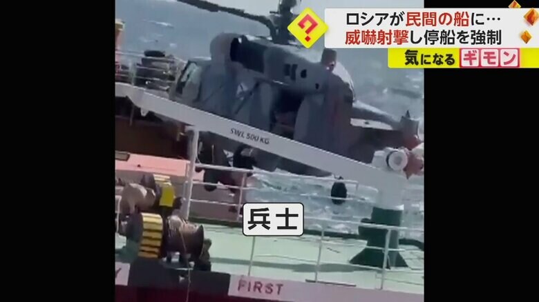 兵士がヘリコプターに乗り込む（@Readovka）