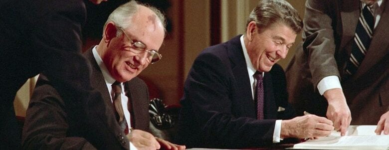 1987年12月8日ソビエトのゴルバチョフ書記長とアメリカのレーガン大統領の署名式典(在スロバキアアメリカ大使館公式HPより)