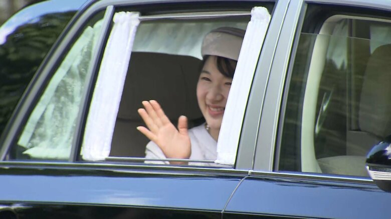 笑顔で手を振り、上皇ご夫妻のもとに向かわれた愛子さま（10月20日午前）