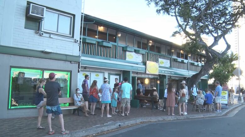 日本でもおなじみのパンケーキ店は朝7時から大行列