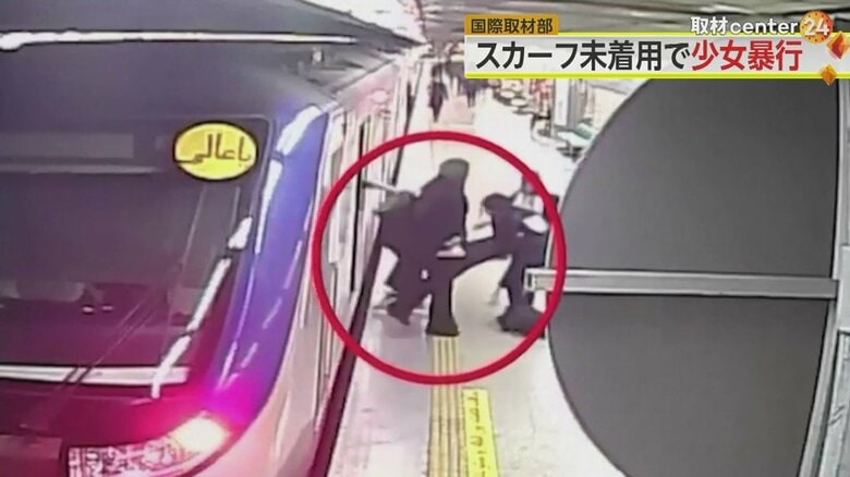 倒れて車両から運び出される少女（16）