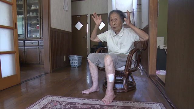 女性は足をツノで突かれ軽いケガ