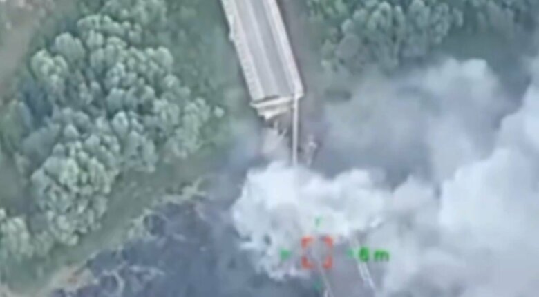 ウクライナ軍に爆撃された、クルスク州を流れるセイム川の橋（ウクライナ空軍公式Xより・8月17日）