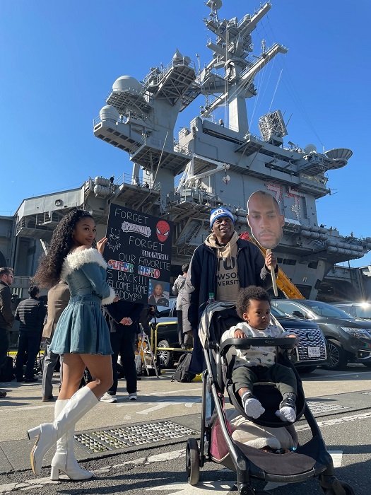 半年ぶりの夫との再会を待ちわびる女性。娘婿を出迎えに来た父親も元海兵隊員