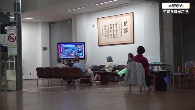 大野市内の避難所に身を寄せる住民ら（30日午前5時頃撮影）