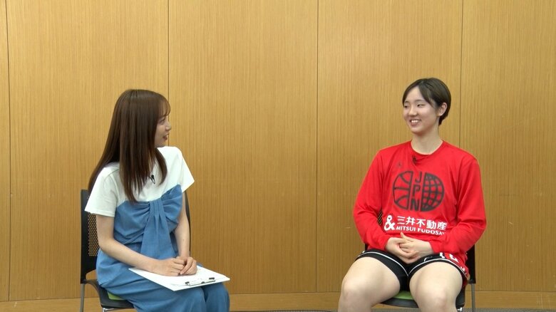 佐久間みなみアナウンサーのインタビューを受ける田中こころ選手