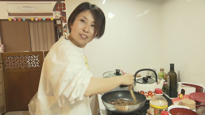 お昼寝の時間、隣のキッチンでおやつ作り