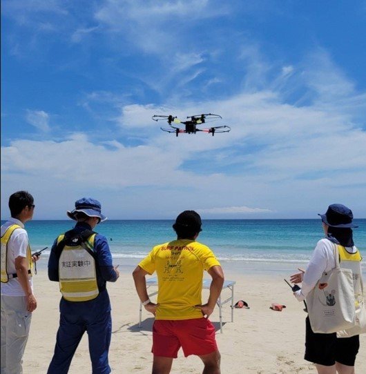 ドローンで海水浴場の安全を監視する実証実験（提供：静岡県下田市）