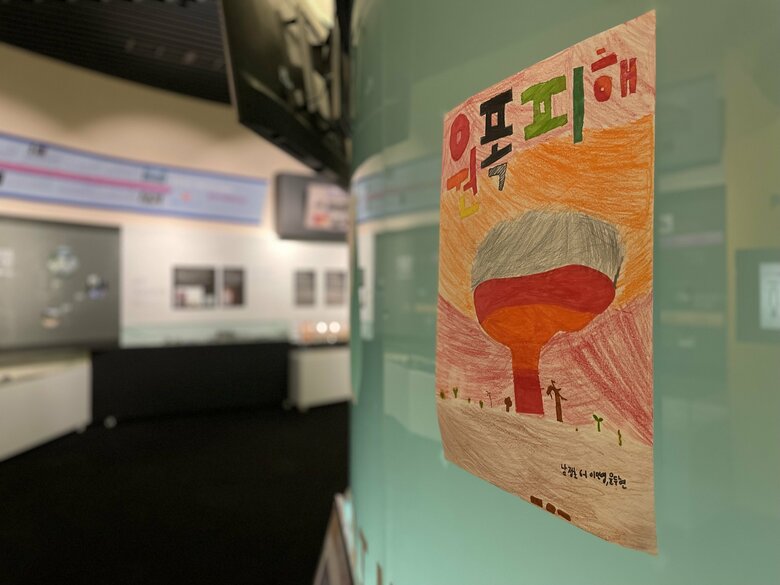 子供たちが原爆をテーマに描いた絵も展示している　8月6日・陜川
