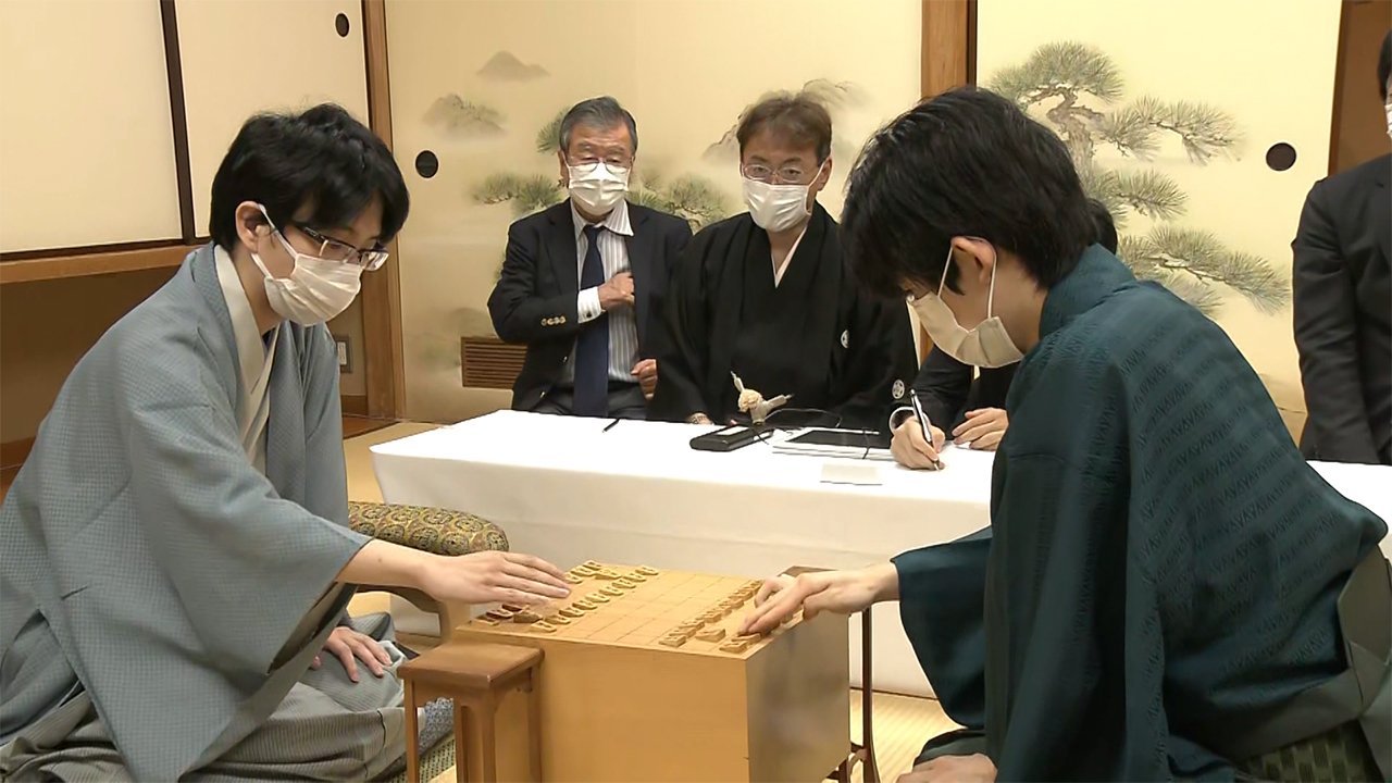 速報 藤井聡太二冠 最年少で三冠達成 叡王戦で勝利 19歳1カ月 Fnnプライムオンライン Goo ニュース