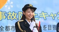 岡副麻希さんが一日警察署長に　自転車のヘルメット着用を呼びかけ交通安全グッズ手渡し事故防止訴え