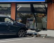 【速報】コンビニに乗用車突っ込む＿運転していた女性が軽傷＿衝突防止の鉄柵なぎ倒し店内に進入するも客・従業員にケガなし＿誤ってアクセル踏み込んだか〈北海道札幌市〉