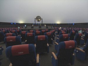 “プラネタリウム”は上演回数を半分に…入館前に「手の消毒」「検温」さらには「靴底の消毒」も