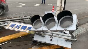トラック衝突 信号機2基倒壊 警察官ら手信号で交通整理 大分
