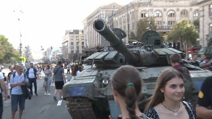 “抵抗の象徴”キーウでロシア軍の戦車など展示…ウクライナ侵攻から半年