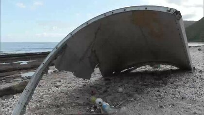 ロケットの一部？奄美大島の海岸に「長さ3m幅2m」謎の物体…断面は“蜂の巣”のような構造