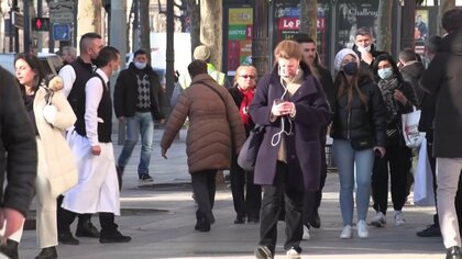 人が集まる場所に限定してマスク着用を再び義務化　パリ