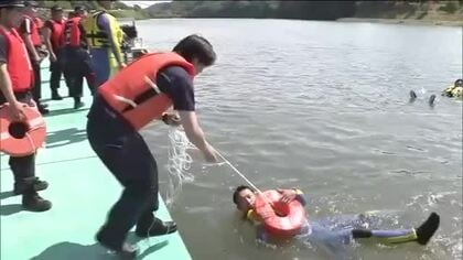 阿武隈川で水難救助訓練　大雨や台風の時期に備え　警察官など知識や技術を身に着ける　福島・二本松市