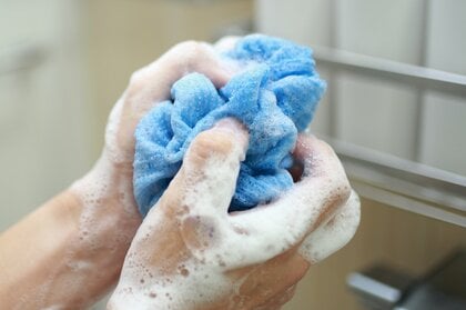 体を洗い終わった“お風呂場のタオル”はどうしている？すすぐだけでは汚れが落ちていないかも… 清潔に保つための留意点