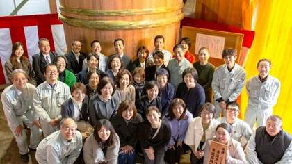 「伝統製法の醬油」継続を願い、生協組合員が生産者に巨大木桶を贈る