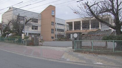 クマの目撃相次ぎ…小学校では保護者が付き添い登校　きのう、子グマが正門脇のフェンスに体当たり　博物館、保育園近くでも目撃情報　長野・須坂市