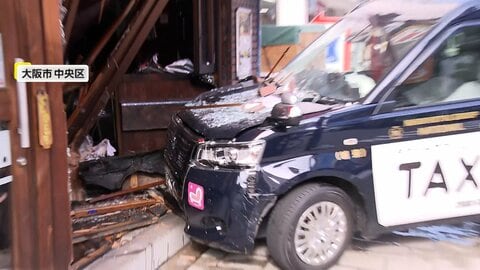 「地震かと思った」住宅併設の店舗にタクシー突っ込む瞬間映像　強引な右折で衝突したはずみで…乗客重傷　大阪市