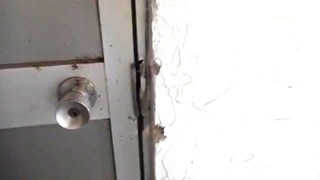こじ開けられた事務所のドア