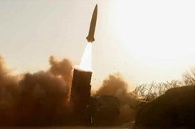 「新型戦術誘導兵器」発射の瞬間。移動式発射機は四連装。