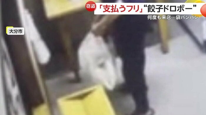 いっぱいになった袋を持つ男（提供：小春餃子）