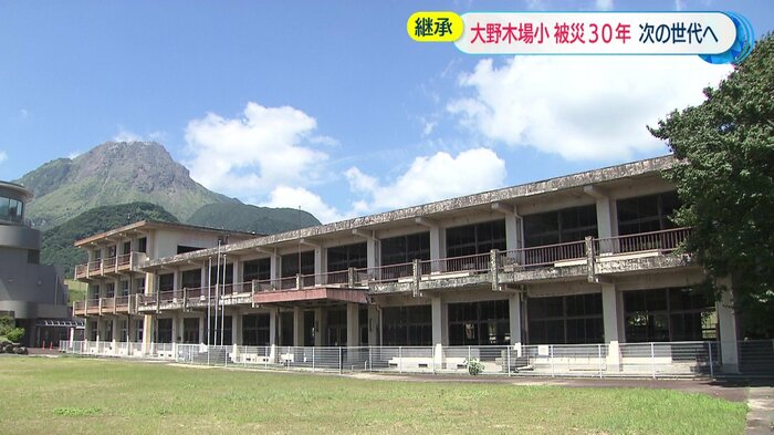 災害遺構として残る当時の校舎