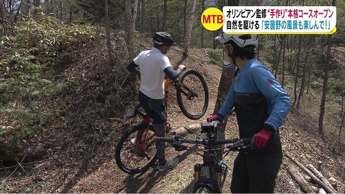 記者は段差を飛び越えられず…