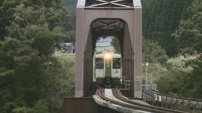 復旧した鉄橋を列車が通過