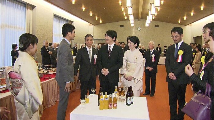 受賞した若手研究者と懇談される秋篠宮ご夫妻