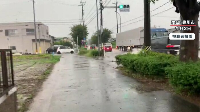 歩道にはまだ水は来ていない