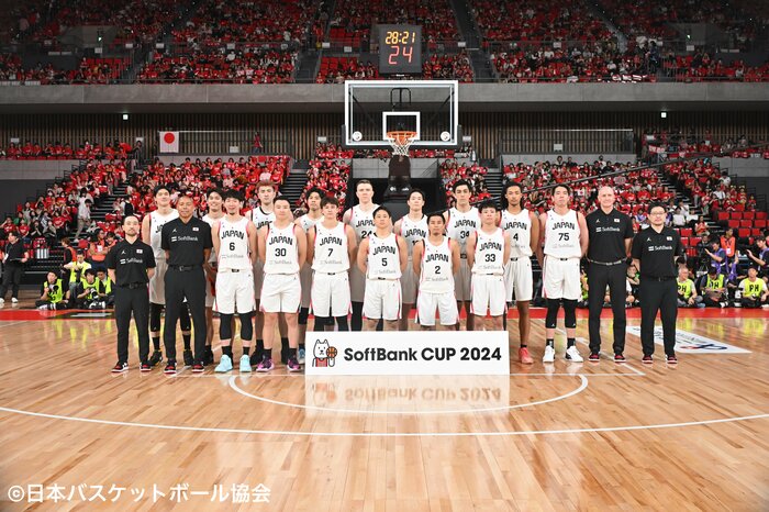 韓国戦初戦での日本代表選手・スタッフら(5日、東京・有明アリーナ)
