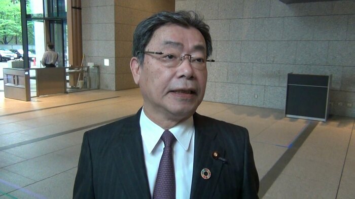 ”うな丼”発言について取材に応じる谷国家公安委員長(26日午前)