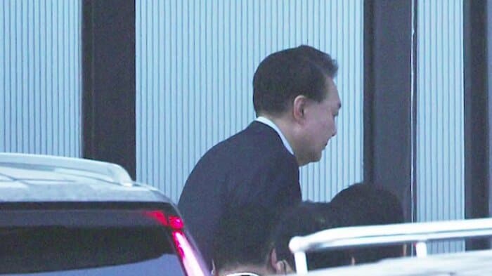 拘束された尹大統領(15日)
