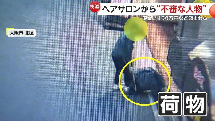 何かを台車で運び出す男(提供:ひがし中通り商店会)