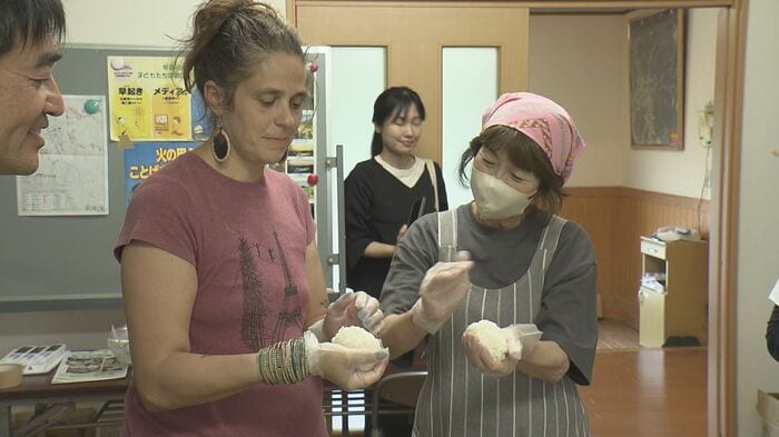 おむすびづくりに挑戦　地元の人たちのフォローで上手に三角おにぎりを作れるように