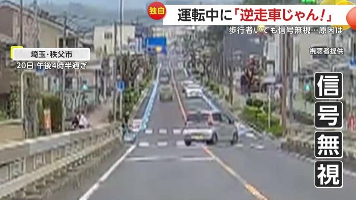 信号無視で右折していくシルバーの車