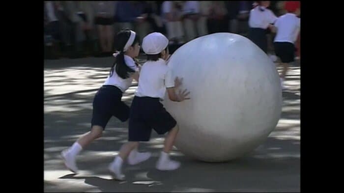 秋の運動会で大玉転がしをされる愛子さま