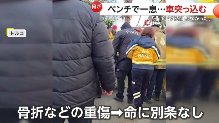 女性の救助活動に参加する警察官や消防隊員