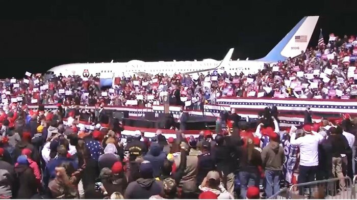 大統領専用機でペンシルベニア州の会場に乗り付けたトランプ大統領