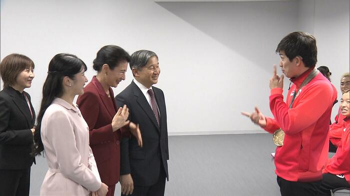 令和7（2025）年11月　デフリンピック 競泳 金メダル・茨隆太郎選手と手話で懇談される天皇ご一家