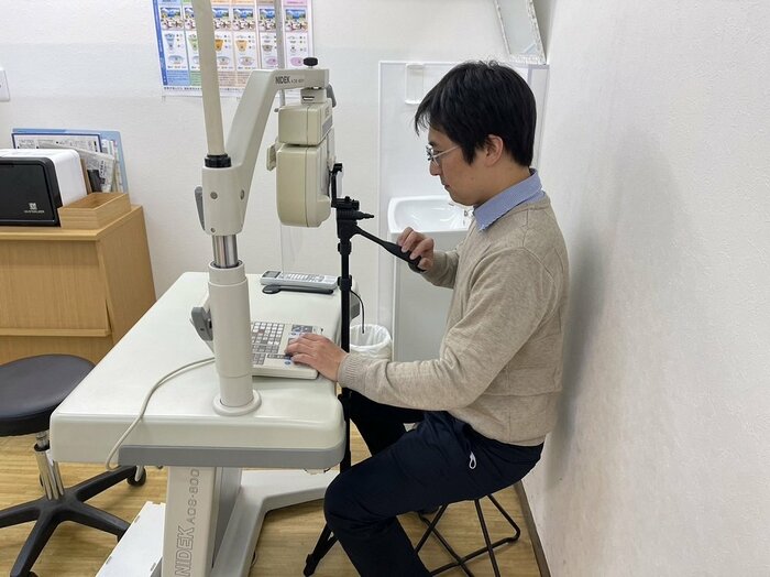投稿動画を撮影する様子 フォロプターにiPhoneを設置して撮影した(提供:坂田頼彦店主)